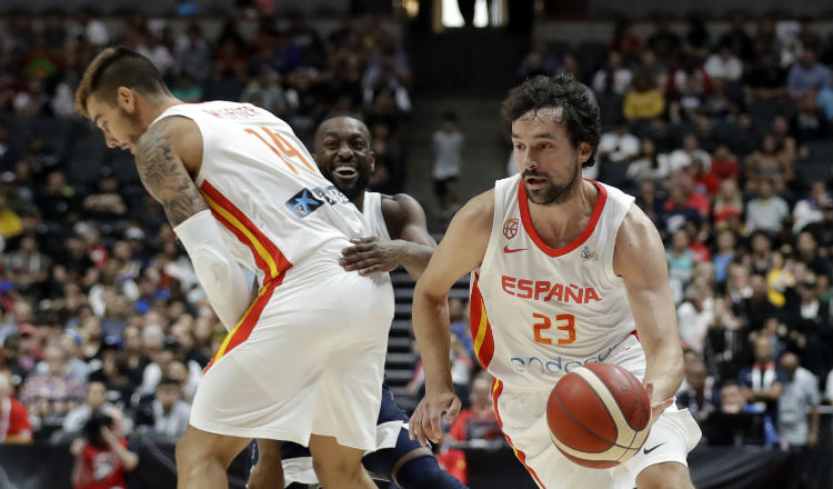 Sergio Llull conduce el balón ante la pantalla de Willy Hernangomez sobre Kemba Walker. Foto AP