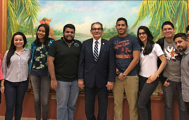  El rector de la Universidad Tecnológica de Panamá (UTP), Héctor Montemayor, junto a la Asociación Estudiantil de esta Casa de Estudios. 