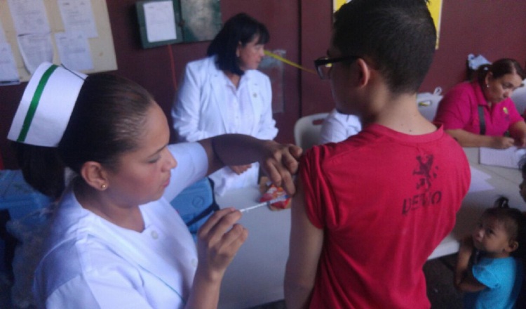 Todas las escuelas piden una copia de la tarjeta de vacunación de los estudiantes para meterlas en su expediente y así estar listos en todo momento. Foto: Panamá América