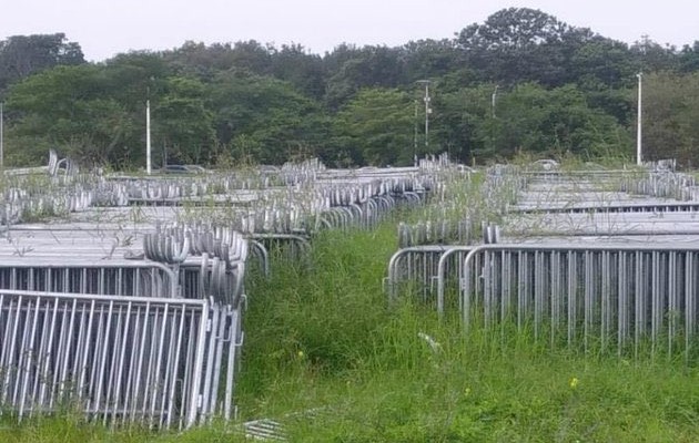 Las vallas metálicas estaban en medio de la maleza en Metro Park, lugar donde bajó el telón de la JMJ en Panamá el 27 de enero de 2019.