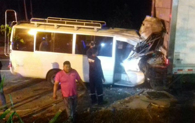 Unidadades del tránsito llegaron al lugar, en donde se registró el fuerte accidente. @TraficoCPanama.