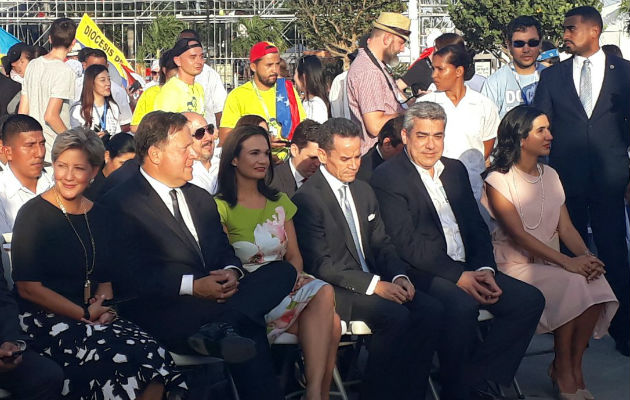 El presidente Juan  Carlos Varela, la primera dama, Lorena Castillo de Varela y la Canciller Isabel Saint Malo estuvieron en la misa de apertura de la JMJ. Foto: Cancillería de Panamá.