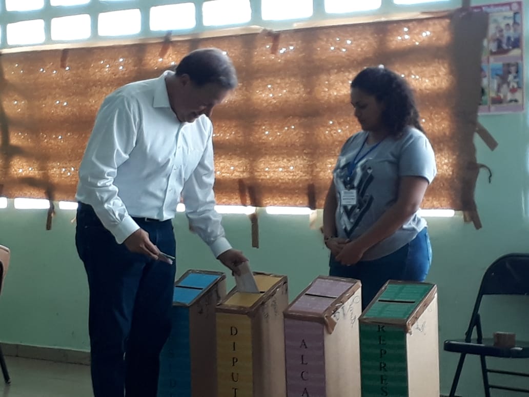 El presidente Juan Carlos Varela, emitió el voto en la escuela Ildaura Vieto, mesa 2504. Foto/Thays Domínguez