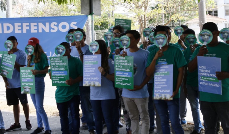 Ciudadanos protestan por la veda de armas.  Archivo