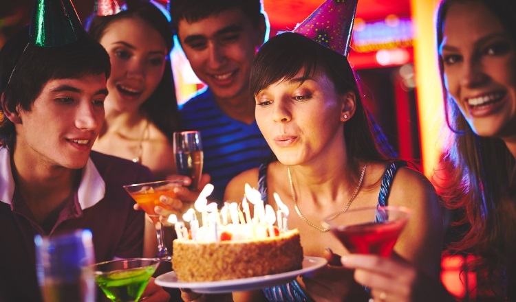 Cuidado con las bacterias cuando soplas las velas de cumpleaños | Panamá  América