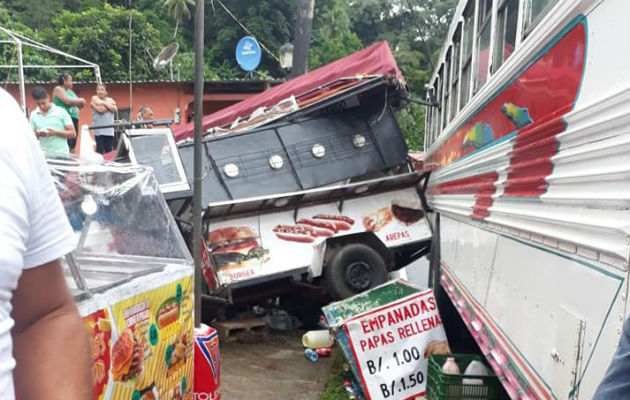 El  bus se enganchó con la estructura, y se vino abajo. Foto: Diómedes Sánchez