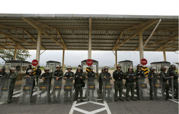 Guardias Bolivarianos apostados en paso fronterizo de Cúcuta. Foto: AP.