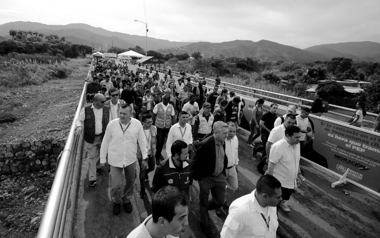 El alto comisionado de Naciones Unidas para los Refugiados  Acnur,  Filippo Grandi, recorre el puente internacional Simon Bolivar, paso fronterizo entre Venezuela y Colombia, el pasado 8 de octubre.  Foto EFE 