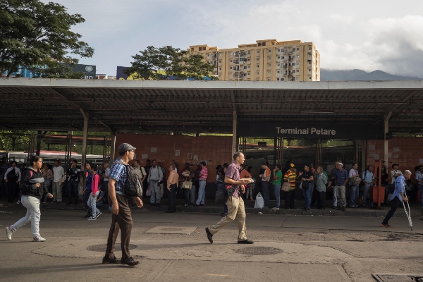 Debido al cierre de varias estaciones del tren los venezolanos deben caminar porque es insuficiente el transporte colectivo. FOTO/EFE