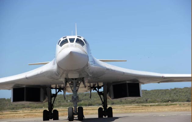 El Ministerio de Defensa de Venezuela, muestra uno de los dos bombarderos rusos Tu-160, capaces de transportar armas nucleares, que llegaron este 10 de diciembre del 2018 a Maiquetía. FOTO/EFE