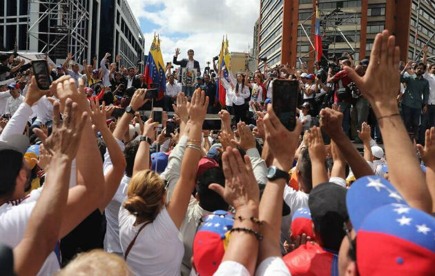 Juan Guaidó se autoproclama como 