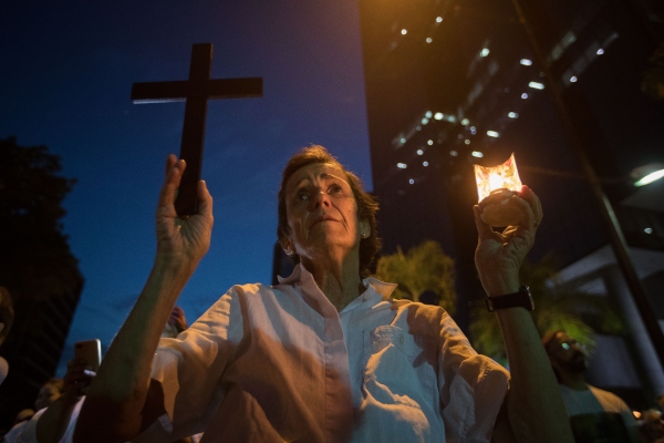 Un grupo de personas recuerdan en una vigilia a las personas caídas en las últimas manifestaciones en Venezuela. FOTO/EFE