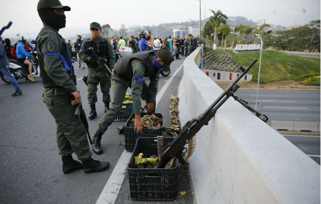 Los soldados toman posiciones en un paso elevado próximo a la base aérea de Carlota en Caracas, Venezuela. FOTO/AP