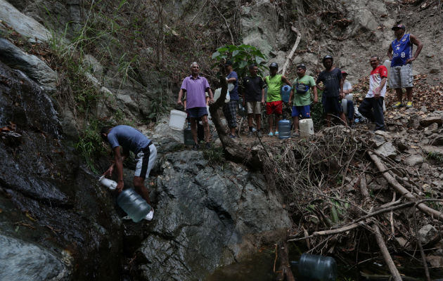 Los gobernadores locales de los estados Vargas y Miranda, aseguran que la luz regresó a algunas zonas de las dependencias que dirigen.