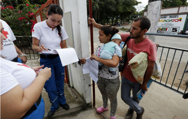 Personal de la Cruz Roja Colombiana atendiendo población venezolana en Arauca. Foto: EFE.