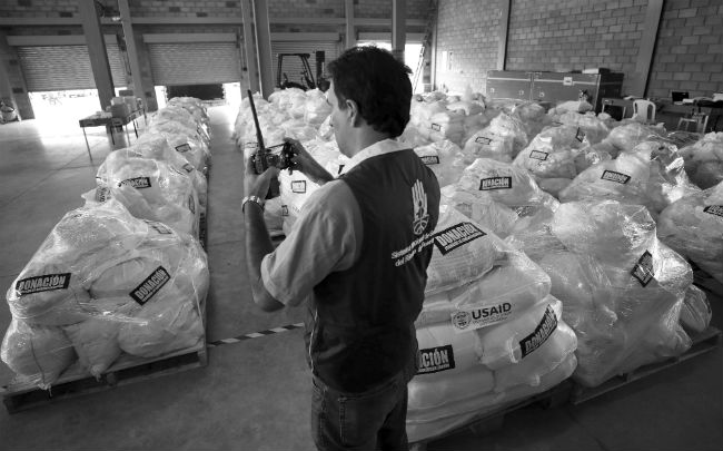 Un trabajador gubernamental hace un recuento de la ayuda humanitaria en una tienda en Cúcuta, Colombia, ciudad fronteriza con Venezuela.  Foto AP.