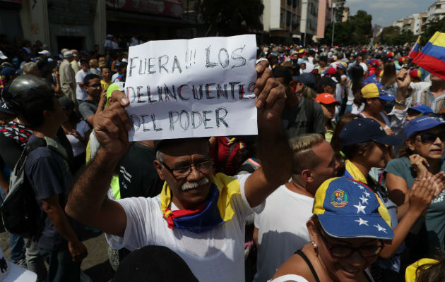Una manifestante que no se identificó dijo a periodistas que Maduro es el responsable de la severa crisis económica que atraviesa Venezuela.