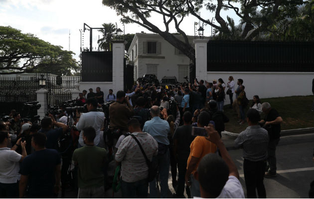 López fue liberado el martes por un grupo de militares con un
