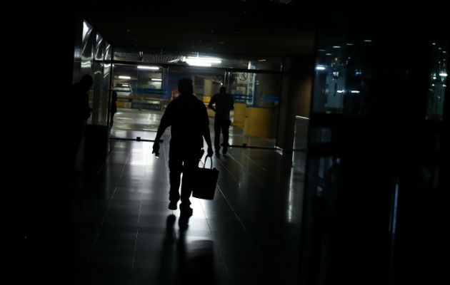 Personas caminan durante un nuevo corte del servicio eléctrico este viernes, en una estación del metro en Caracas. Foto: EFE.