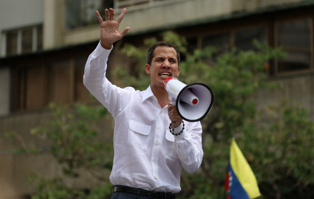 Juan Guaidó, quien es reconocido como mandatario interino por más de 50 países en una lista encabezada por Estados Unidos, inició su periplo en Carabobo (estado de Valencia), donde presidió un mitín para 