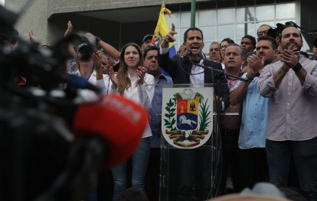 Antes de su arribo a esta tarima, el líder del antichavismo entró a Venezuela a través del aeropuerto internacional Simón Bolívar.