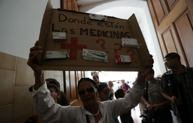 La respuesta no satisfizo al pequeño grupo de manifestantes, cuyos integrantes continuaron exigiendo medicamentos para tratar la tensión, la diabetes o el lupus.