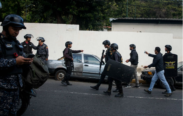 Un periodista fue arrestado durante la frustrada asonada. Foto: EFE.