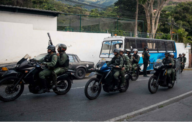 Guardia bolivarianos recorren en moto las calles. Foto: EFE.