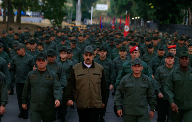 El ministro de Defensa, Vladimir Padrino, presente en el acto, criticó que haya detractores de Maduro que