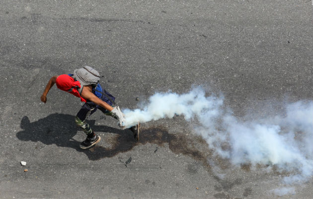 Venezuela atraviesa un alto pico de tensión política desde enero pasado, cuando Maduro juró un nuevo mandato de 6 años que no reconocen la oposición y parte de la comunidad internacional, y el jefe del Parlamento, Juan Guaidó, proclamó un Gobierno interino que cuenta con el respaldo de más de 50 países.