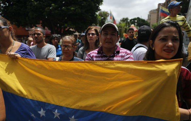 El grupo más numeroso se dirigió hacia el control militar de la residencia presidencial La Casona, que hace años no ocupa ningún mandatario.