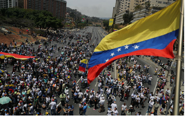 La GNB, policía militarizada, ha liberado gases lacrimógenos en la capital venezolana donde se encuentran varias decenas de manifestantes