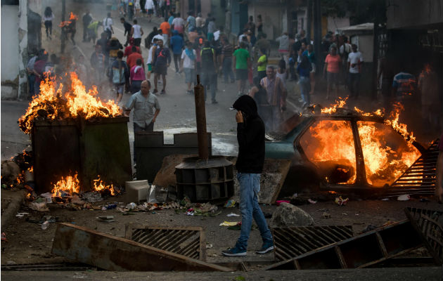 Civiles montaron barricadas incendiarias en apoyo a los militares insurrectos. Foto: EFE,