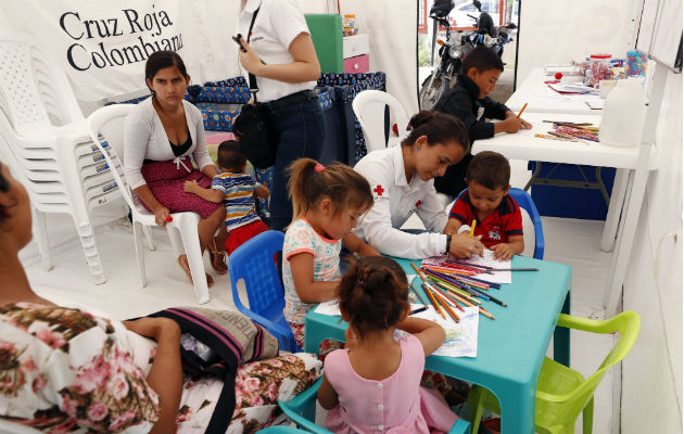 Personal de la Cruz Roja Colombiana atendiendo población venezolana en Arauca. Foto: EFE.