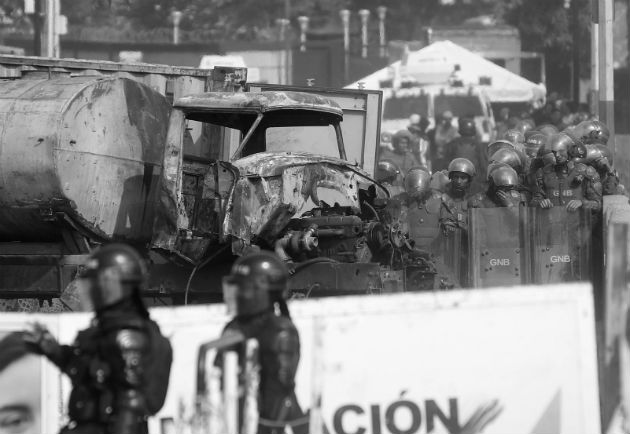 Uno de los camiones incendiados durante las protestas, durante este fin de semana, en el puente fronterizo entre Colombia y Venezuela, donde se trató de ingresar la ayuda humanitaria a la población necesitada. Foto EFE