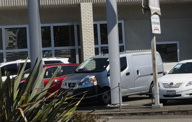 A pesar de que la venta de autos se mantiene en negativo, se nota una ligera mejoría de 1.7 puntos porcentuales. Foto/ Efe