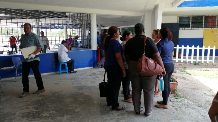 Los educadores del colegio Veracruz, se reunieron con el fin de prepararse para las honras fúnebres de la educadora. Foto/Eric Montenegro