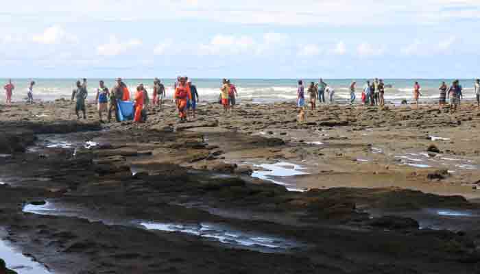 Miembros de la Fuerza de Tarea Conjunta, sacan el cuerpo sin vida de la playa de El Palmar. Foto/Melquiades Vásquez