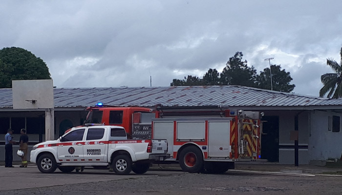 El Cuerpo de Bomberos, llegó a la cárcel para apagar los colchones, pero los reos había controlado la situación. Foto/Melquiades Vásquez