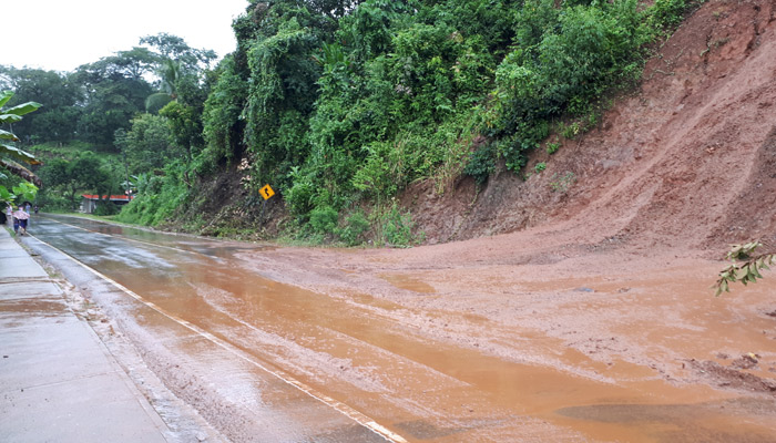 Hay afectaciones en varios tramos de la importante carretera que comunica con varias comunidades de Veraguas y Chiriquí. Foto/Melquiades Vásquez 