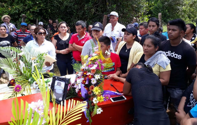 El ambiente era de total tristeza por las muertes en Veraguas. Foto: Víctor Rodríguez.