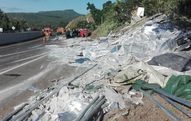 El articulado se salió de la carretera en Veraguas y pasó por encima de la familia que caminaban por la orilla. Foto: Víctor Eliseo Rodríguez.  