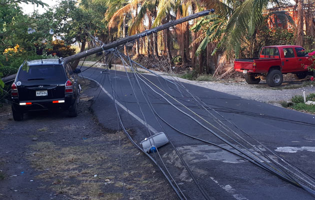 En el sector de la calle quinta final de Santiago, se evidencian daños cuantiosos al tendido eléctrico y a los vehículos. Foto/Melquiades Vásquez