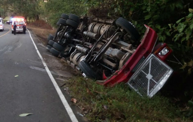 El chofer del camión perdió el control en una curva y terminó volcándose en Veraguas.