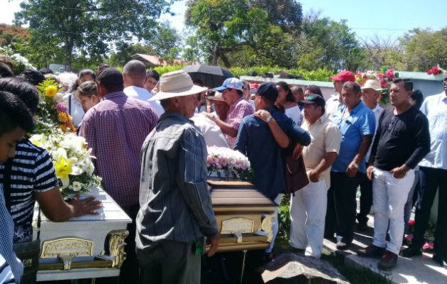 Los enterraron en el cementerio municipal de Atalaya. Foto: Melquíades Vásquez. 