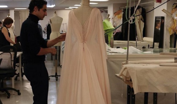 Incluso se puede apreciar esa obra de arte en forma de microplisados que conformaban la parte frontal del vestido. Tomado Instagram