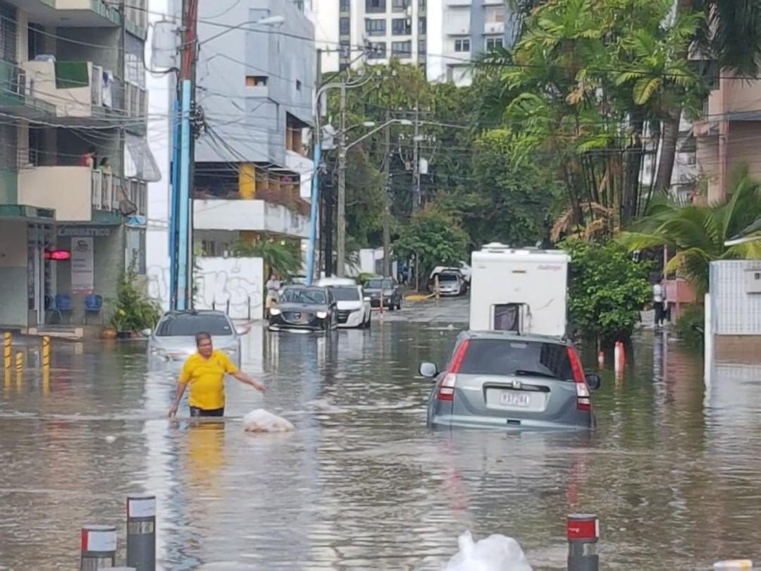 Vehículos afectados por las inundaciones en la Vía Argentina. Foto Tráfico Panamá