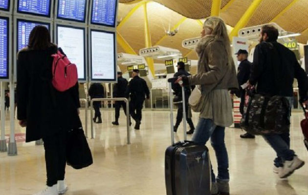 Pasajeros consultan paneles informativos en el aeropuerto de Madrid en imagen de archivo.  Foto: EFE.