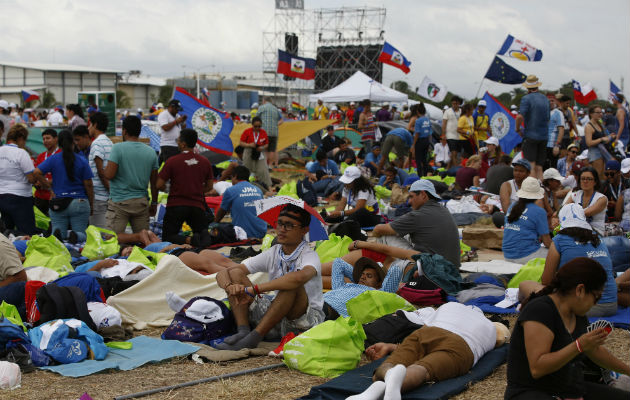 En la tarde, jóvenes del mundo llegan al Campo Santo Juan Pablo II, en MetroPark para dar inicio a la vigilia. 