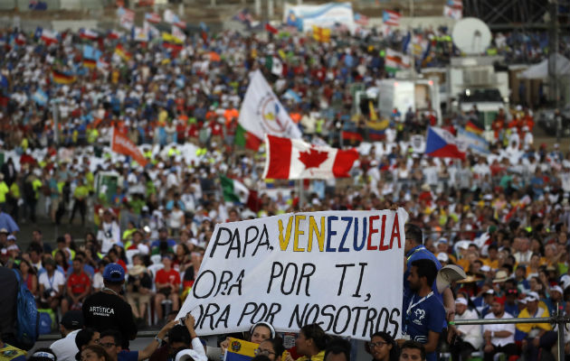 Cerca de 700 mil peregrinos estuvieron presente en la vigilia en el Campo Santo Juan Pablo II. 